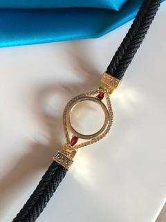 VOG ÇEYREK VE GRAM TAKILA BİLEN 24 AYAR KAPLAMA KIRMIZI DAMLA TAŞLI İP KORDON DETAYLI BİLEKLİK