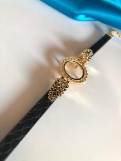 VOG ÇEYREK VE GRAM TAKILA BİLEN 24 AYAR KAPLAMA SİYAH DERİ KORDON DETAYLI BİLEKLİK