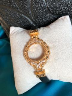 VOG ÇEYREK VE GRAM TAKILAN 24 AYAR ALTI KAPLAMA SİYAH KAUÇUK VE TAŞ DETAYLI BİLEKLİK