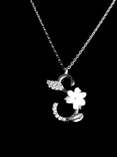 VOG FLEURS SERİSİ S HARF BEYAZ RENK GÜMÜŞ KOLYE 