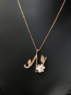 Vog Fleurs Serisi N Harf Rose Renk 925 Ayar Gümüş Sevgiliye - Eşe - Anneye - Arkadaşa Kolye