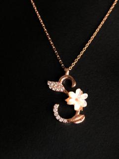 VOG FLEURS SERİSİ S HARF ROZE RENK GÜMÜŞ KOLYE 