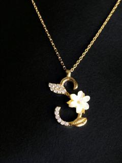 VOG FLEURS SERİSİ S HARF SARI RENK GÜMÜŞ KOLYE 