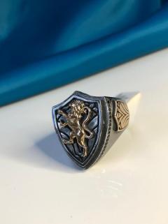 VOG GOTİK TASARIM  ASLAN MODEL SİYAH TAŞ KENARLI OKSİDE ERKEK 925 AYAR GÜMÜŞ YÜZÜK