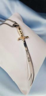 VOG H.Z ALİNİN KILICI ZÜLFİKAR TÜRKÇE VE ARAPÇA YAZILIBEYAZ RENK GÜMÜŞ KOLYE SARI,ROZE RENK SEÇENEK