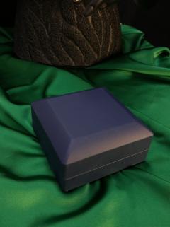 VOG IŞIKLI PIRLANTA,ALTIN,GÜMÜŞ LACİVERT RENK BİLEZİK VE KELEPÇE KUTUSU SİYAH,BEYAZ RENK SEÇENEĞİ