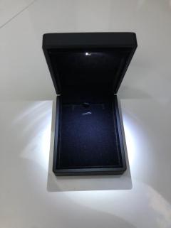 VOG IŞIKLI SİYAH RENK PIRLANTA,ALTIN VE GÜMÜŞ KOLYE KUTUSU