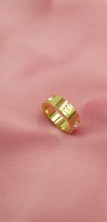 Vog Kişiye Özel İsim Yazılan 6mm Cartier Vidalı Ve Taşlı Sarı Renk Çelik Alyans Yüzük