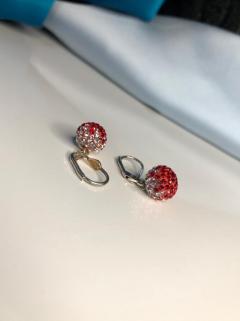VOG SWAROVSKİ KIRMIZI BEYAZ TAŞLI DİSCO KÜRE MODEL SALLANTI GÜMÜŞ KÜPE