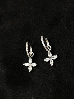 VOG UMUT ÇİÇEĞİ BEYAZ RENK GÜMÜŞ KÜPE