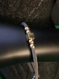 VOG KİŞİSELLEŞEN UNİSEX 14 AYAR ALTIN KÜP VE TOP DETAYLI GRİ İP BİLEKLİK