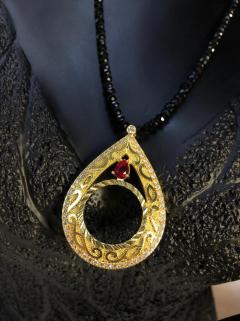 Vog Yarım Altın Takılan 24 Ayar Altın Kaplama Siyah Kristal Taşlı Kolye