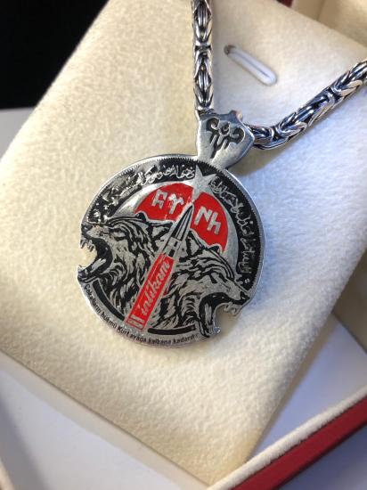 Erkek Gümüş Kolye - İntikam Yemini İşlemeli Bozkurt Model Kral Zincirli Erkek Kolye • Işıklı Kutuda