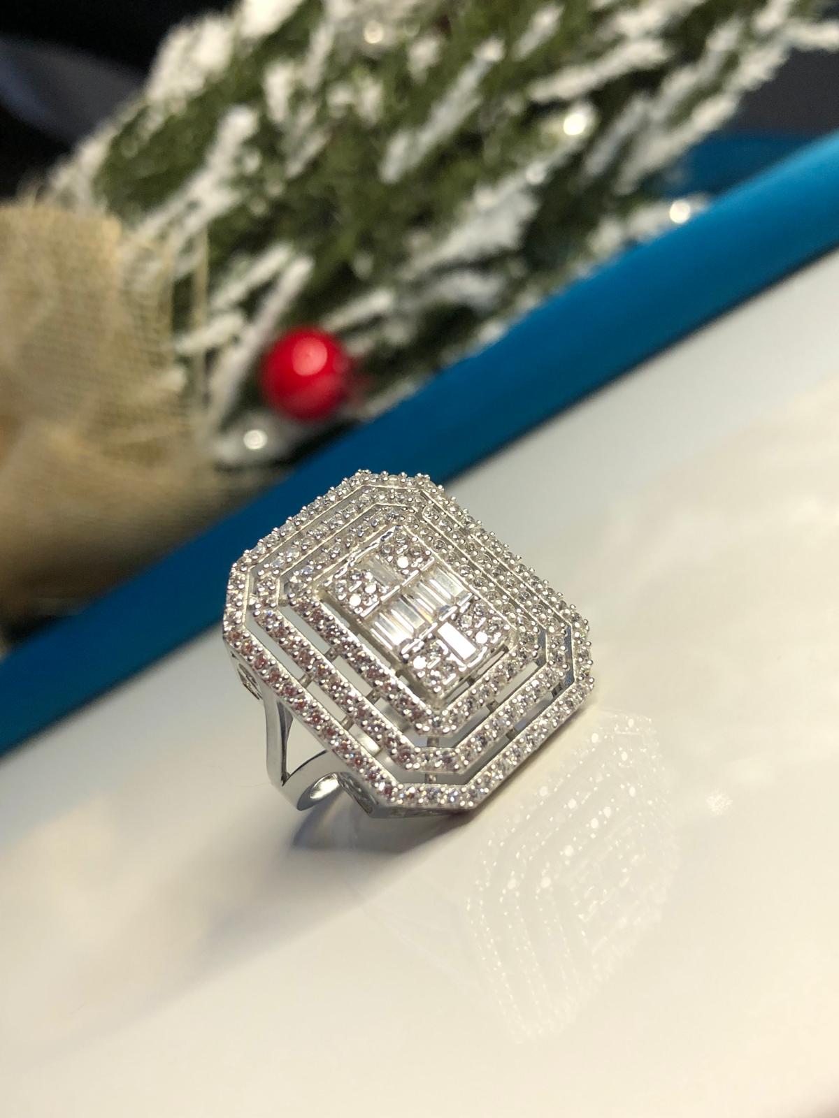 Swarovsk’i Taşlı Pırlanta Montür 3 Sıralı Baget Model 925 Ayar Gümüş Evlilik Teklifi Sevgiliye Yüzük
