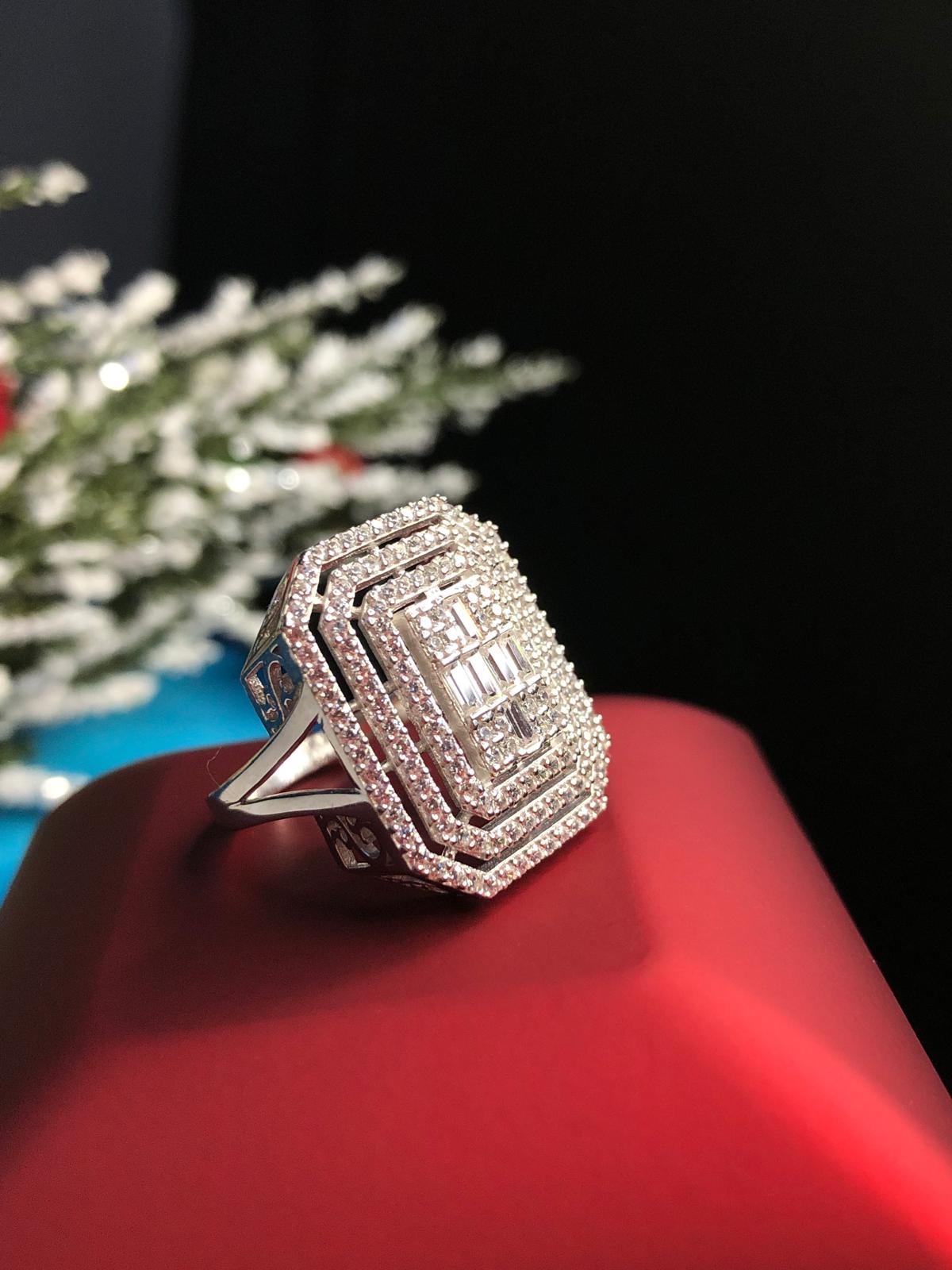 Swarovsk’i Taşlı Pırlanta Montür 3 Sıralı Baget Model 925 Ayar Gümüş Evlilik Teklifi Sevgiliye Yüzük