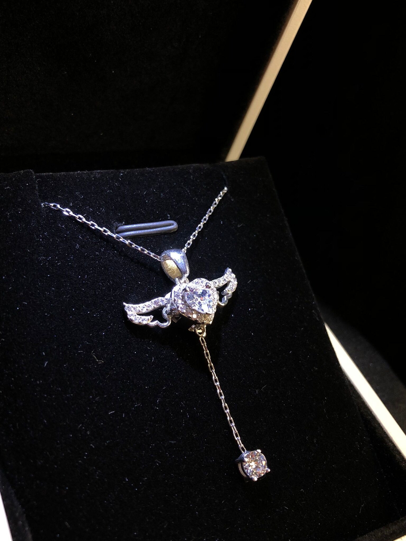 Swarovs’ki Taşlı Melek Kanadı Kalp Hareketli Gümüş Işıklı Kutuda Sevgiliye • Eşe • Hediye Kolye