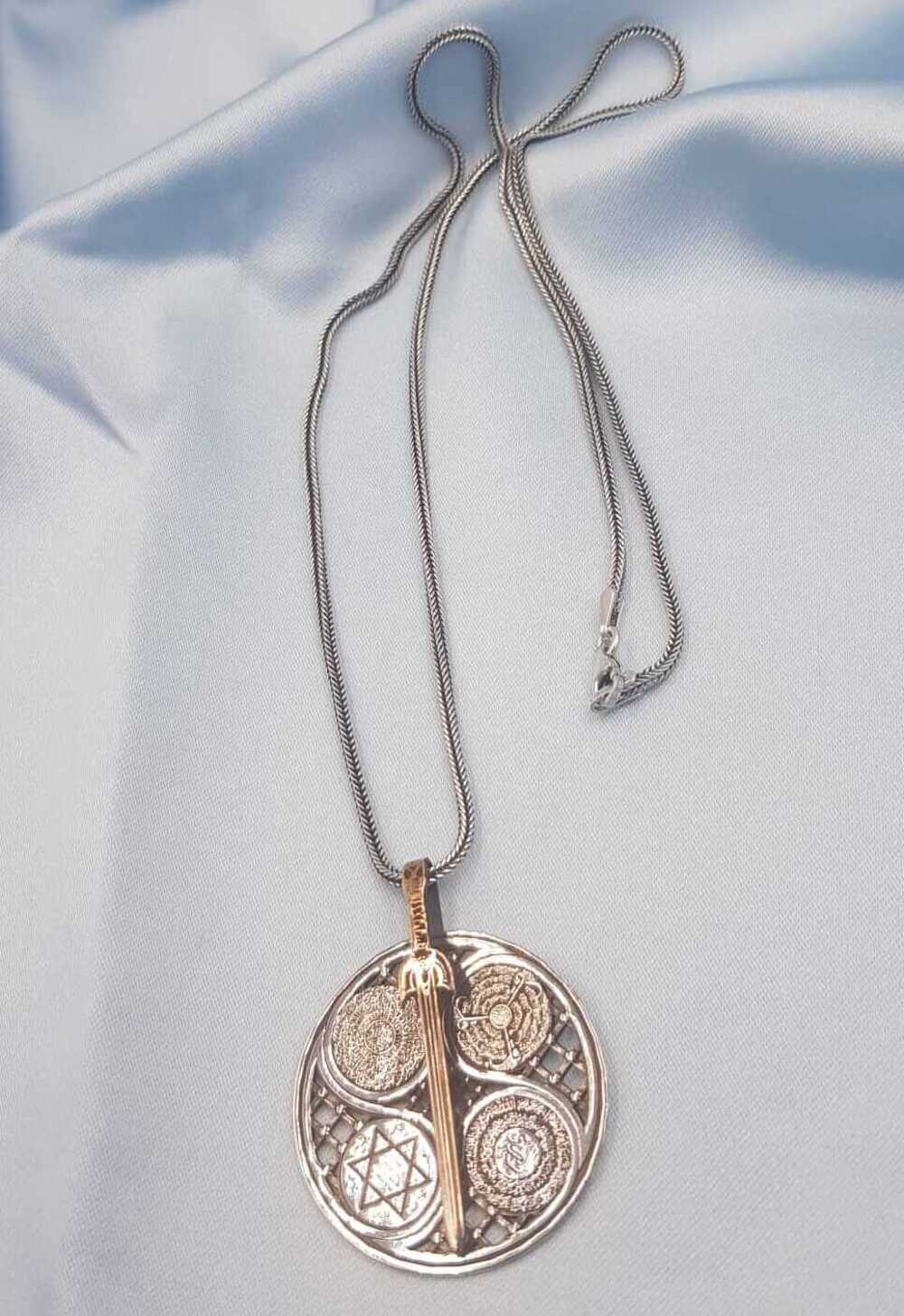 Vog Unisex Kılıç Figürlü V 5 Dua Yazılı Hz.Süleyman Mühürlü Gümüş Dönen Madalyon Kolye