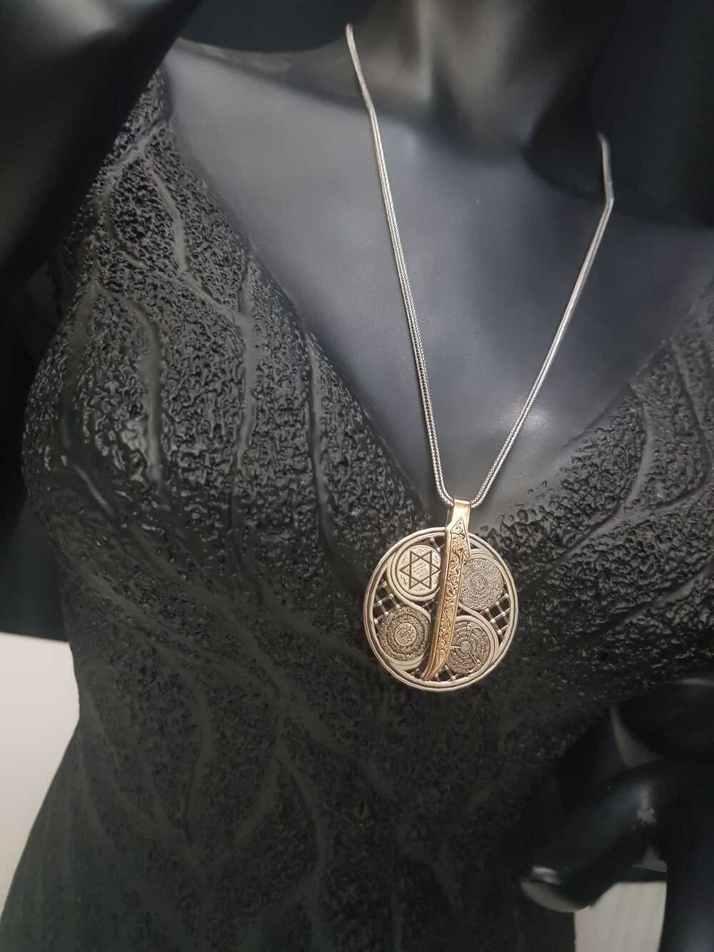 Vog Unisex Motifli Kılıç Figürlü V 5 Dua Yazılı Hz.Süleyman Mühürlü Gümüş Dönen Madalyon Kolye