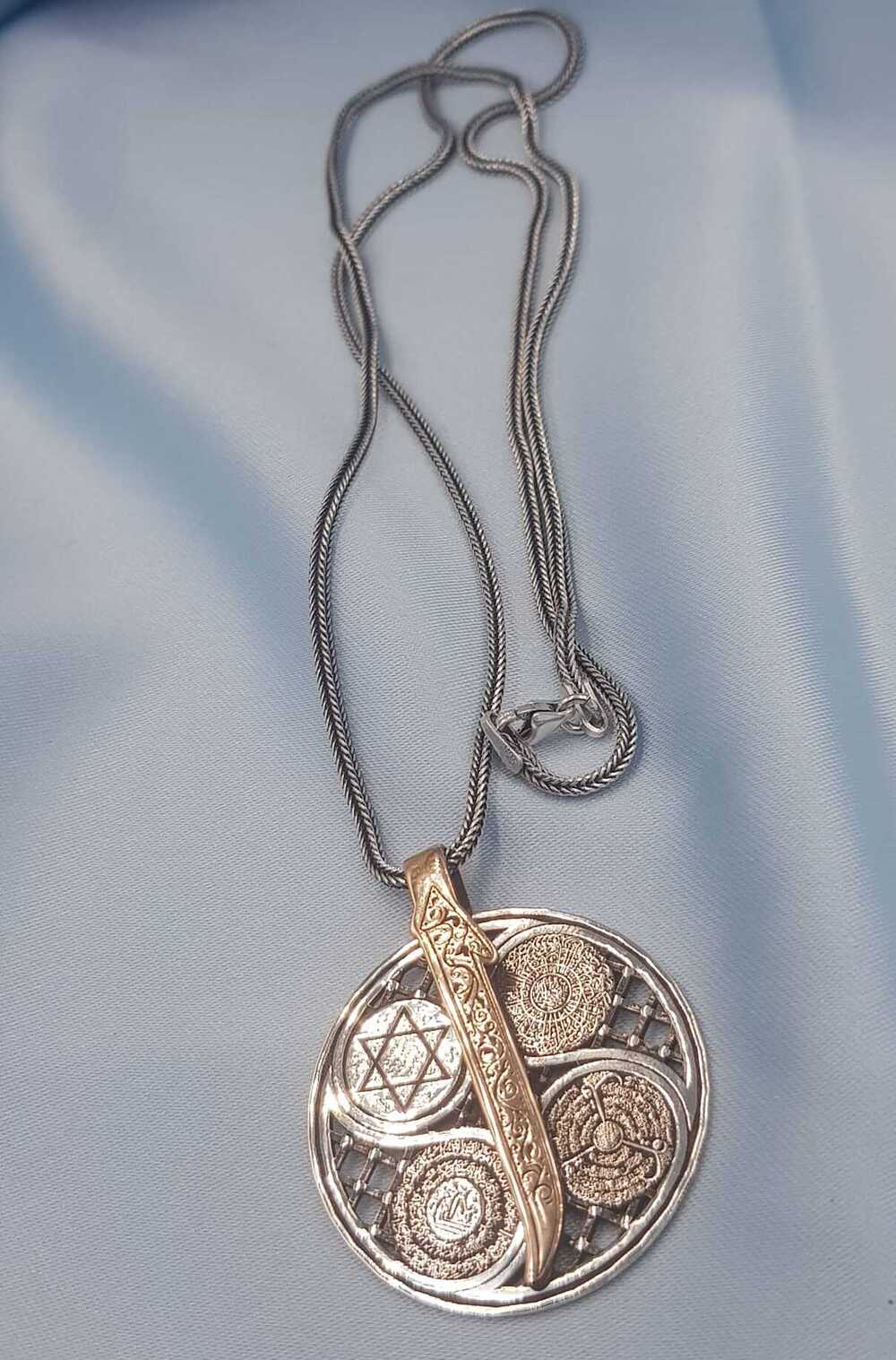 Vog Unisex Motifli Kılıç Figürlü V 5 Dua Yazılı Hz.Süleyman Mühürlü Gümüş Dönen Madalyon Kolye