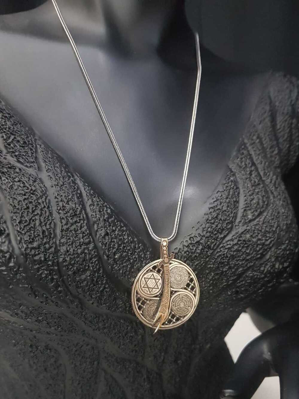 Vog Unisex Zülfikar Kılıcı V 5 Dua Yazılı Hz.Süleyman Mühürlü Gümüş Dönen Madalyon Kolye