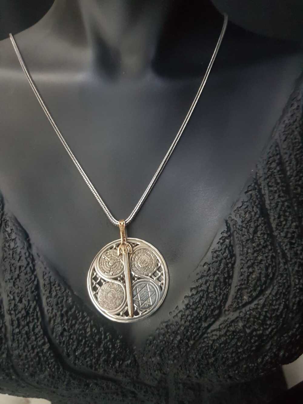 Vog Unisex Kılıç Figürlü V 5 Dua Yazılı Hz.Süleyman Mühürlü Gümüş Dönen Madalyon Kolye