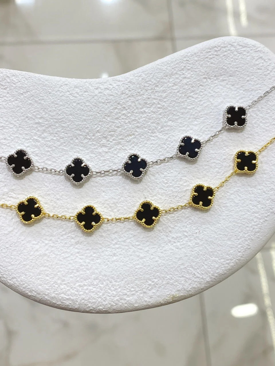 Erkek Kadın Gümüş Bileklik - Yonca Model 5’Li Siyah Oniks Taşlı Unisex Gümüş • Işıklı Kutuda • Sevgiliye • Eşe • Anneye Bileklik
