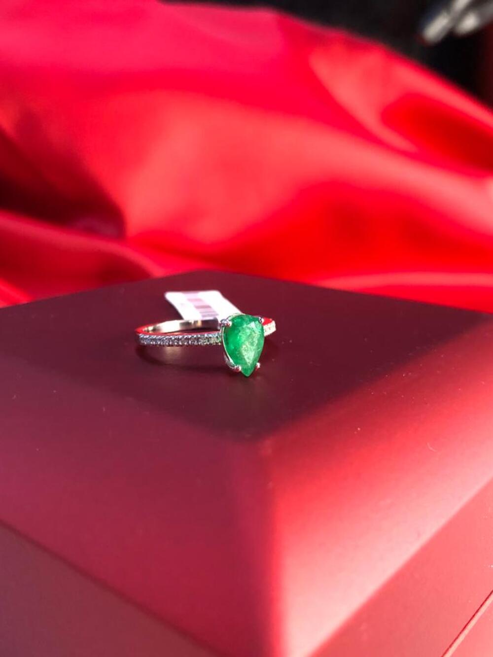 Vog D1:0.08 ct GS1 D2:0.86 Zümrüt Pırlanta  Model 14 Ayar Altın Şık Beyaz Renk Yüzük