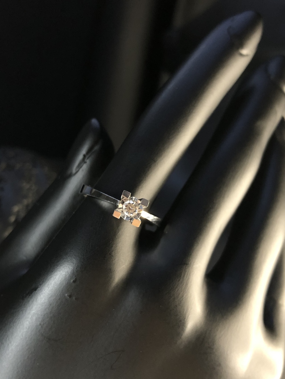 Vog D1:0.10 Ct Fsı Effectiv Diamond Pırlanta  Model 8 Ayar Altın Şık Beyaz Renk Tektaş Yüzük