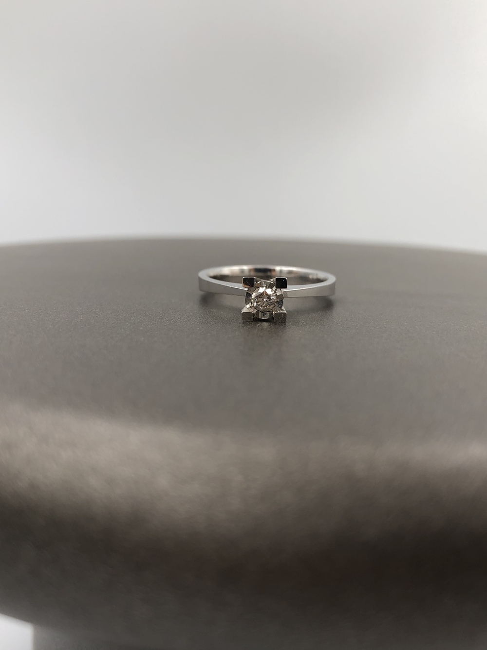 Vog D1:0.10 Ct Fsı Effectiv Diamond Pırlanta  Model 8 Ayar Altın Şık Beyaz Renk Tektaş Yüzük