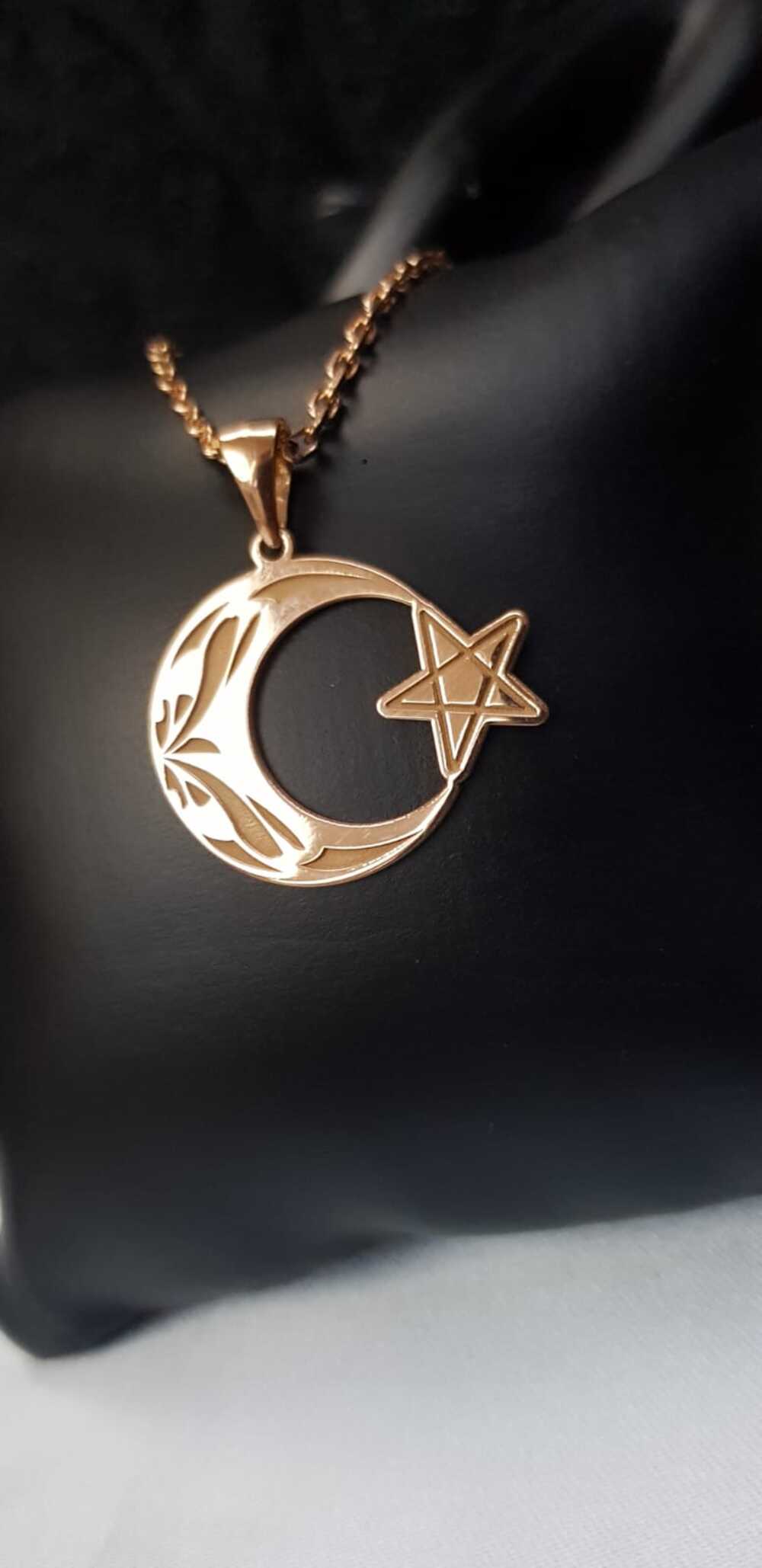 Vog Ay Yıldız Serisi Kalemli Desen Roze Renk 925 Ayar Gümüş Kolye Beyaz,Sarı Renk Seçeneği