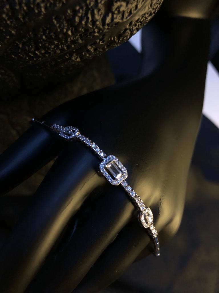 VOG ZARİF VE ŞIK BAGET MODEL ARASI SUYOLU TARZI GÜMÜŞ BİLEKLİK