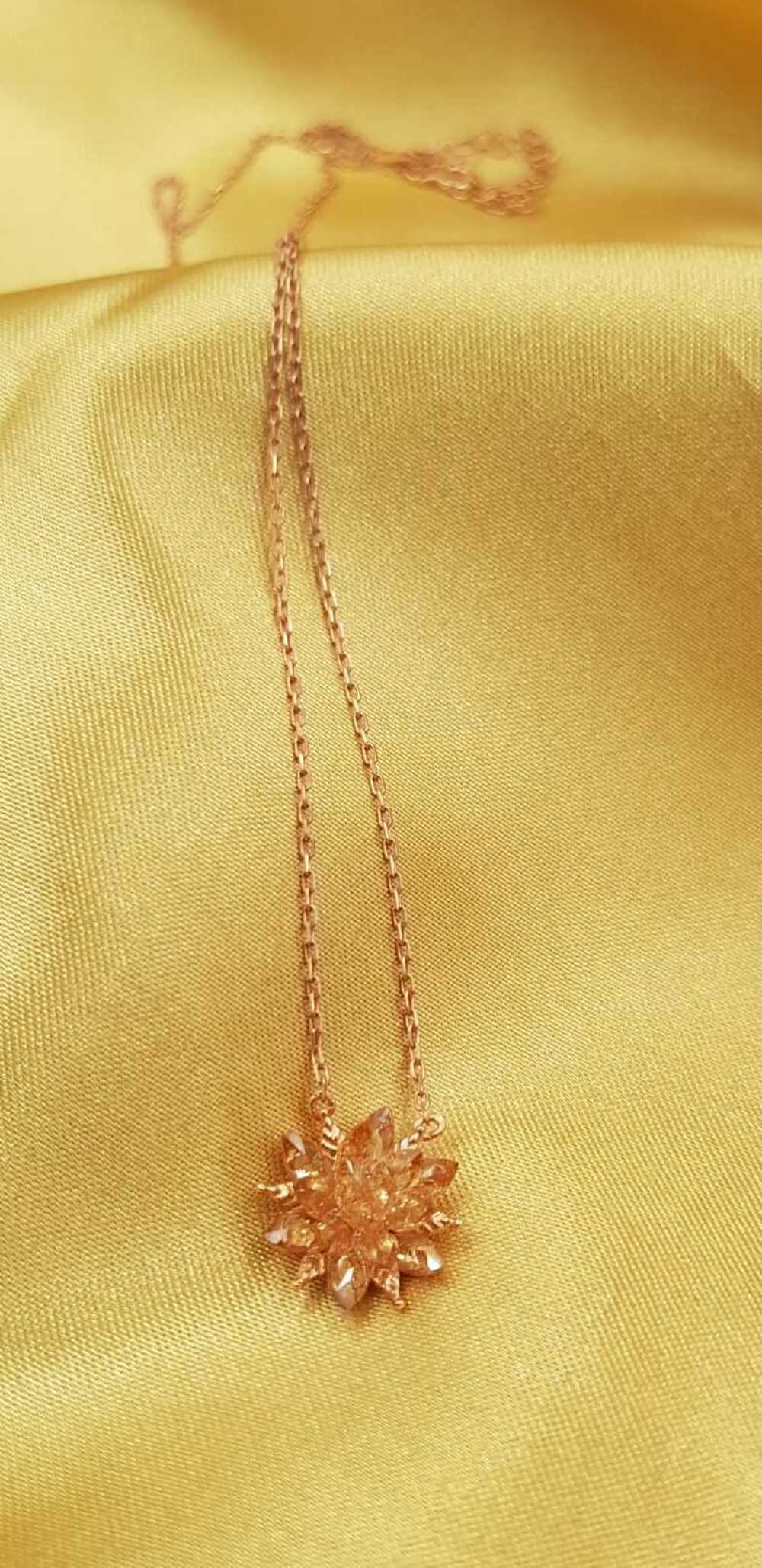Vog Bal Köpüğü Zirconia Taşlı Nilüfer Lotus Çiçeği Şık Tasarım 925 Ayar Gümüş Rodiumlu Kolye