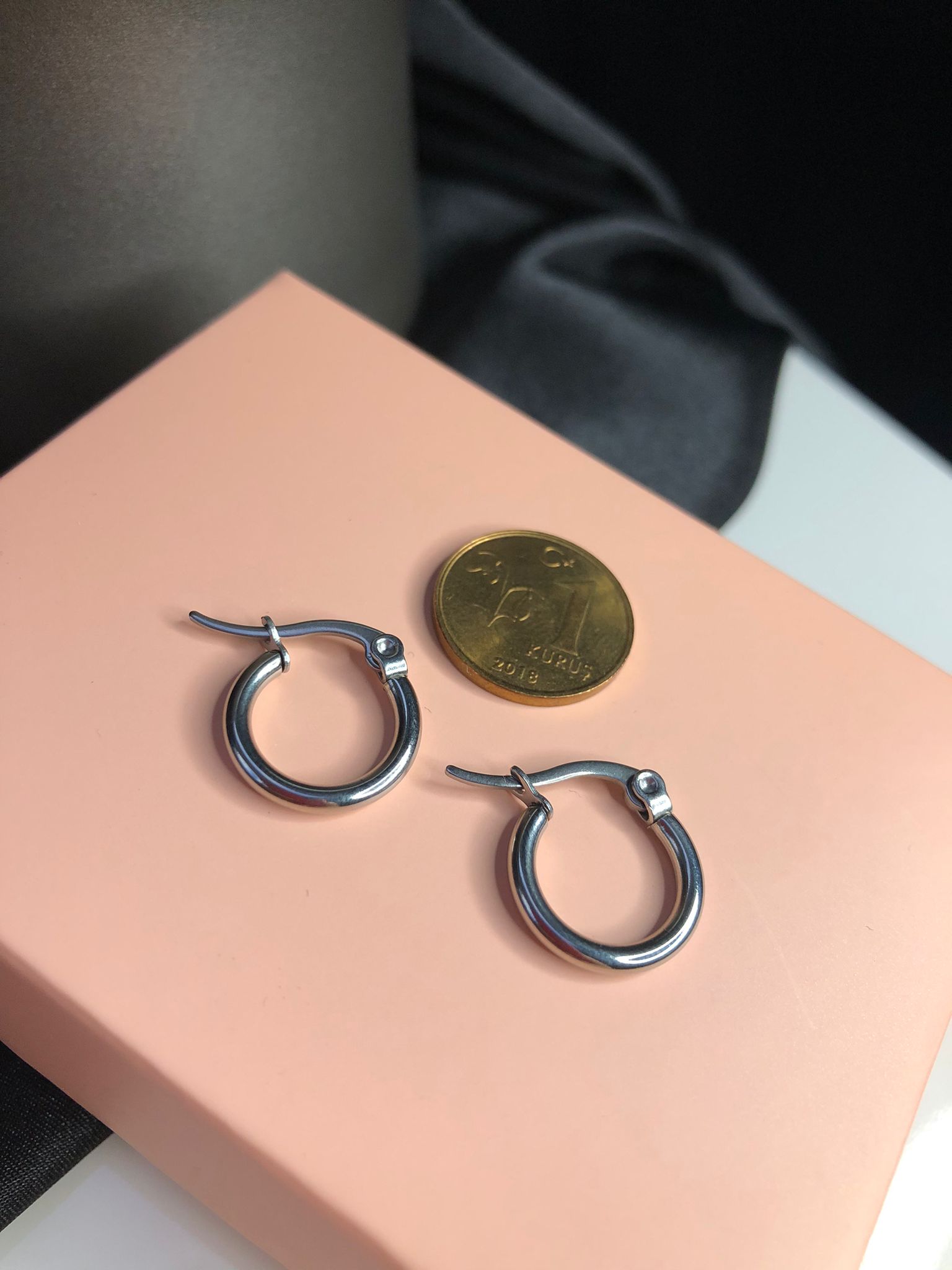 Vog 1.5mm Beyaz Renk Halka Küpe Sevgiliye,Anneye,Eşe,Arkadaşa Hediye Çelik Ufak Boy Küpe