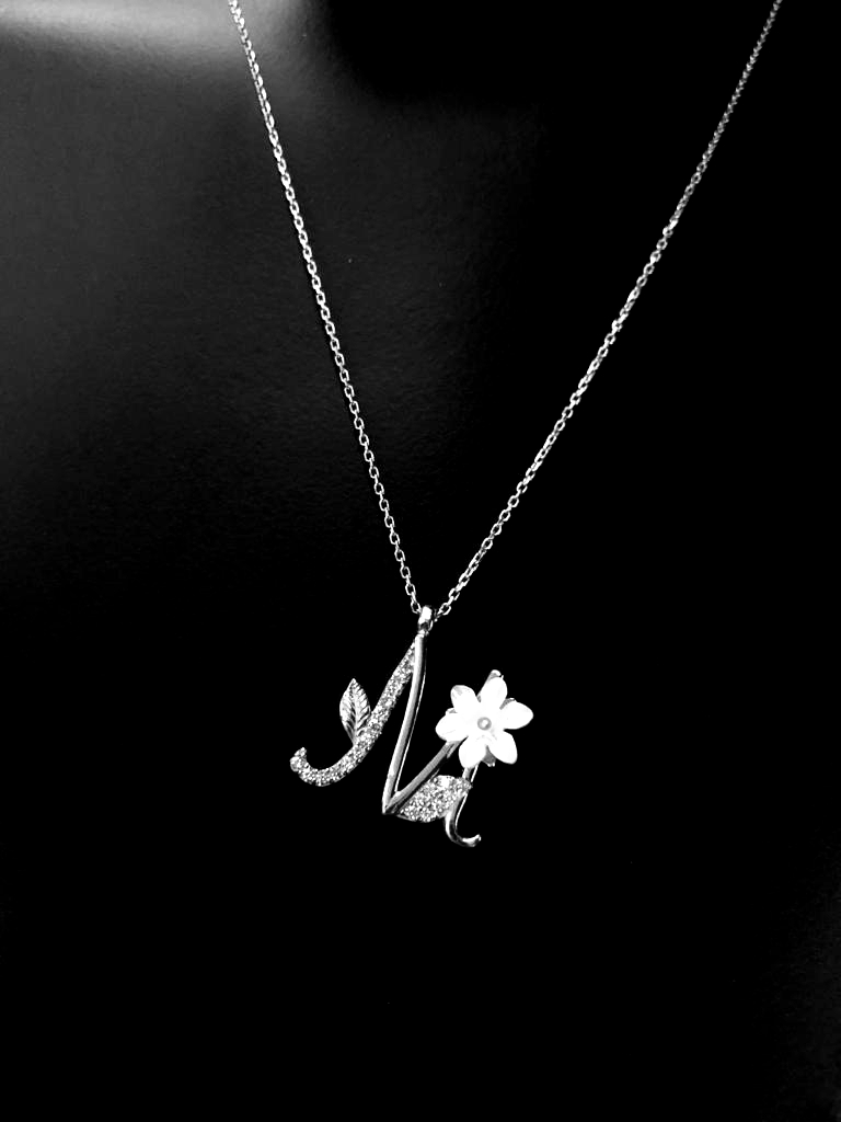 VOG FLEURS SERİSİ M HARF BEYAZ RENK GÜMÜŞ KOLYE