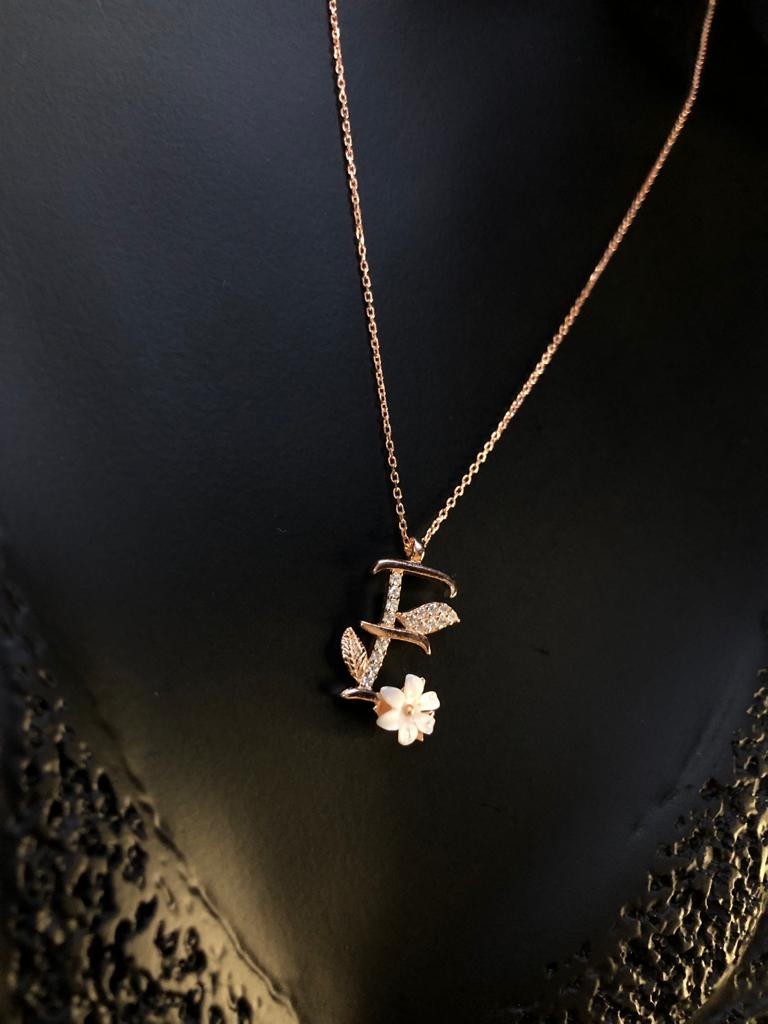 Vog Fleurs Serisi E Harf Rose Renk  925 Ayar Gümüş Sevgiliye - Eşe - Anneye - Arkadaşa Kolye