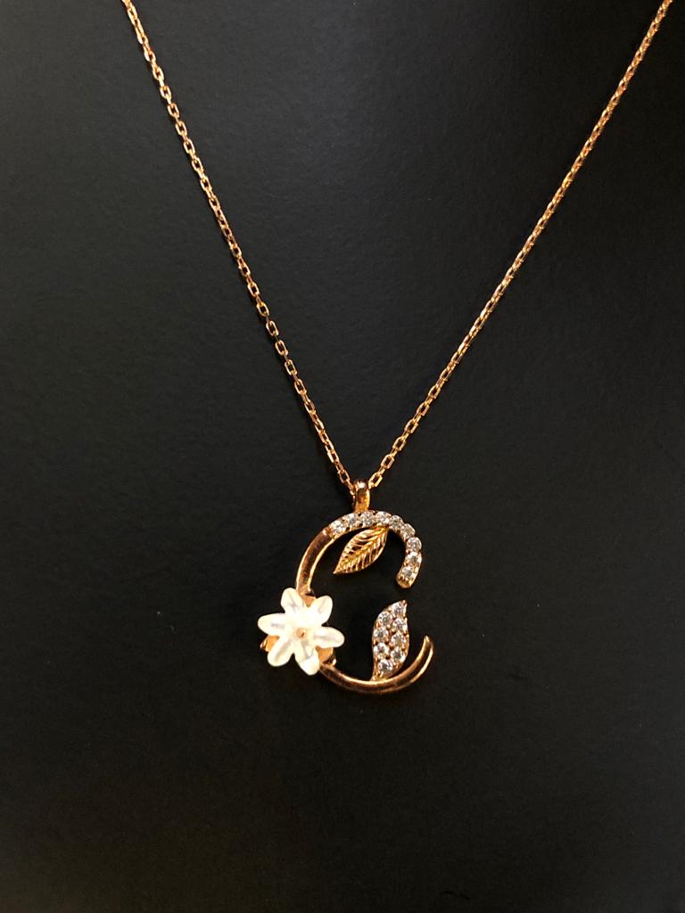 Vog Fleurs Serisi C Harf Rose Renk 925 Ayar Gümüş Sevgiliye - Eşe - Anneye - Arkadaşa Kolye