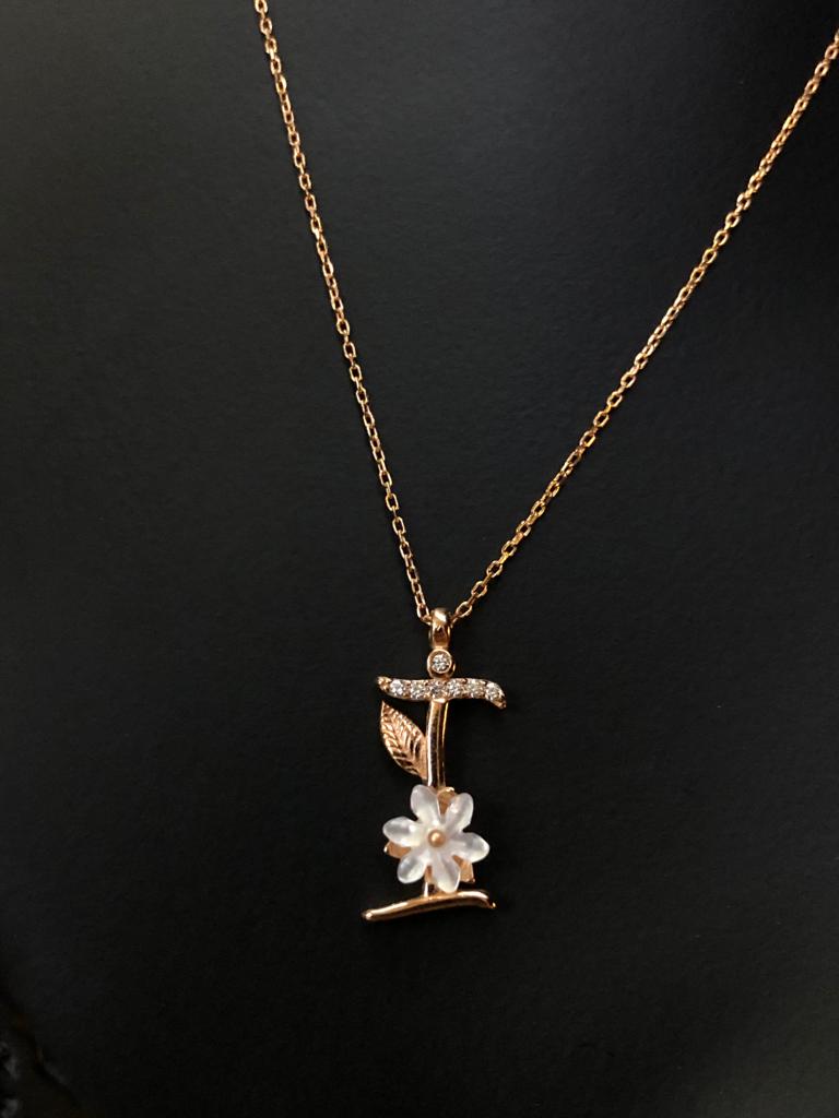 Vog Fleurs Serisi (İ) Harf Rose  Renk 925 Ayar Gümüş Sevgiliye - Eşe - Anneye - Arkadaşa Kolye