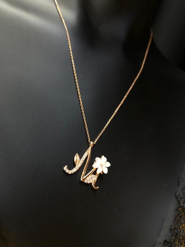 VOG FLEURS SERİSİ M HARF ROZE RENK GÜMÜŞ KOLYE
