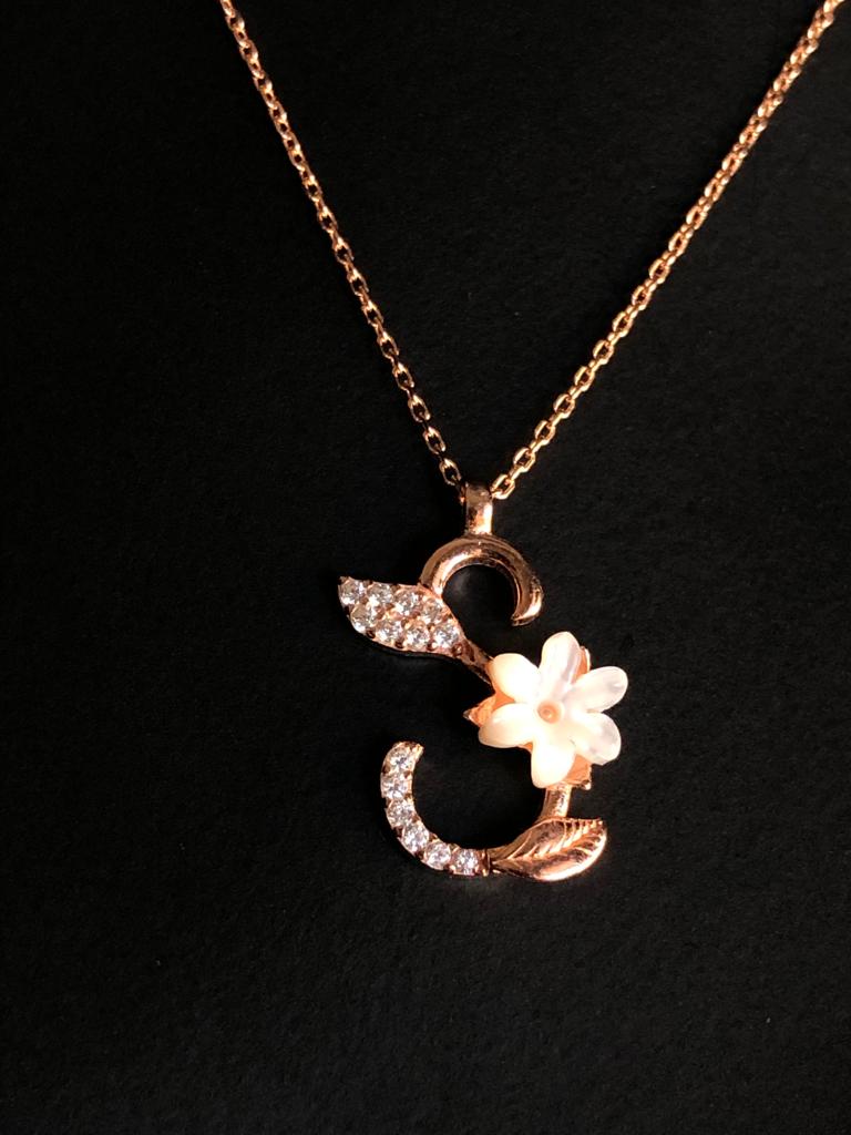 VOG FLEURS SERİSİ S HARF ROZE RENK GÜMÜŞ KOLYE 