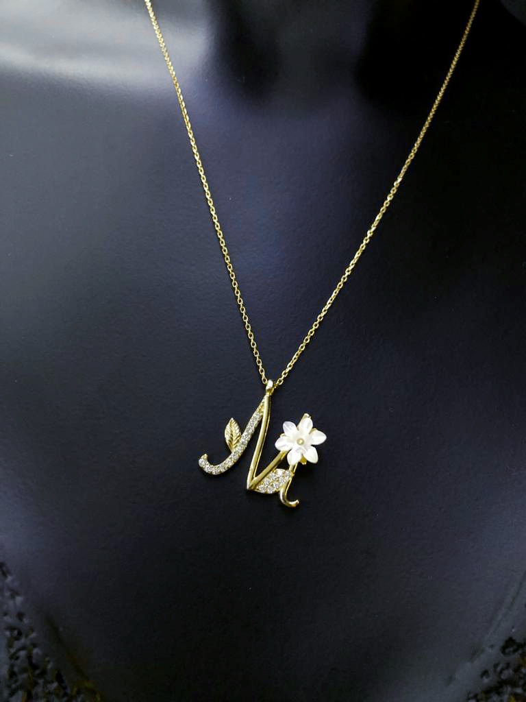 VOG FLEURS SERİSİ M HARF SARI RENK GÜMÜŞ KOLYE