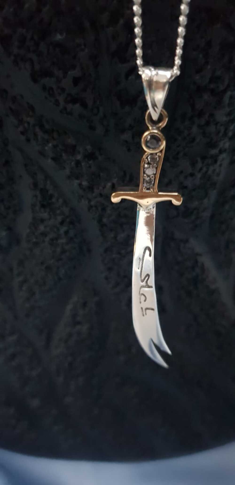 VOG GÜRMET ZİNCİRLİ H.Z ALİNİN KILICI ZÜLFİKAR TÜRKÇE VE ARAPÇA YAZILI BEYAZ RENK GÜMÜŞ KOLYE