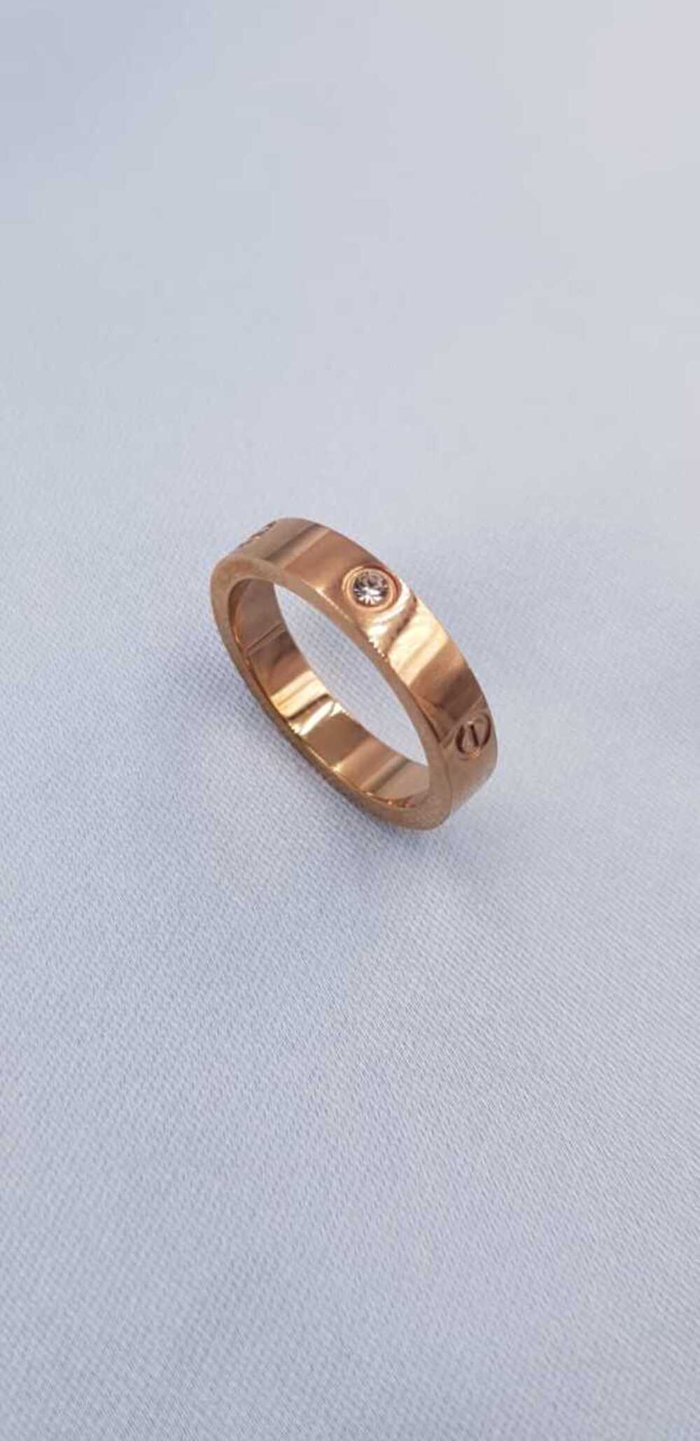 Vog Kişiye Özel İsim Yazılan 4mm Cartier Vidalı Ve Taşlı Rose Renk Çelik Alyans Yüzük