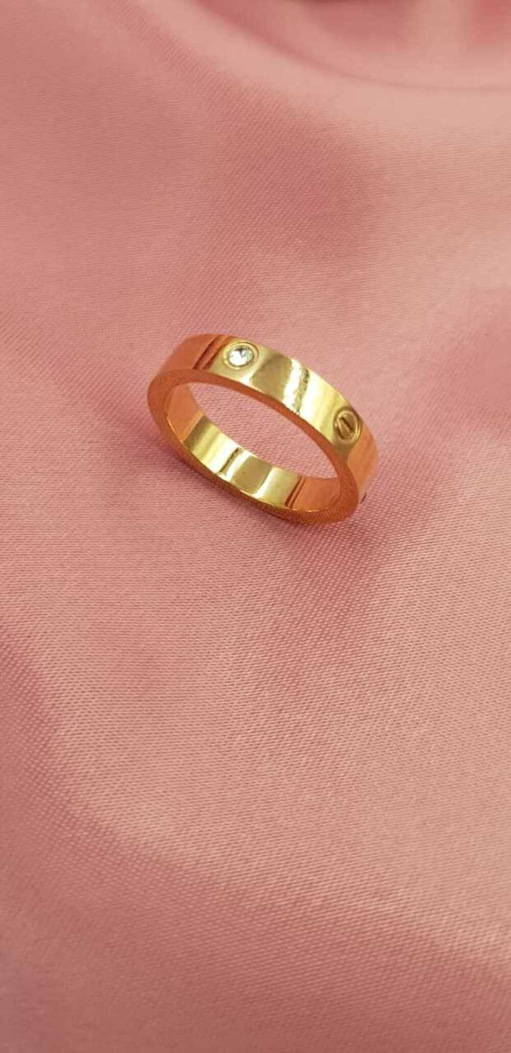 Vog Kişiye Özel İsim Yazılan 4mm Cartier Vidalı Ve Taşlı Rose Renk Çelik Alyans Yüzük
