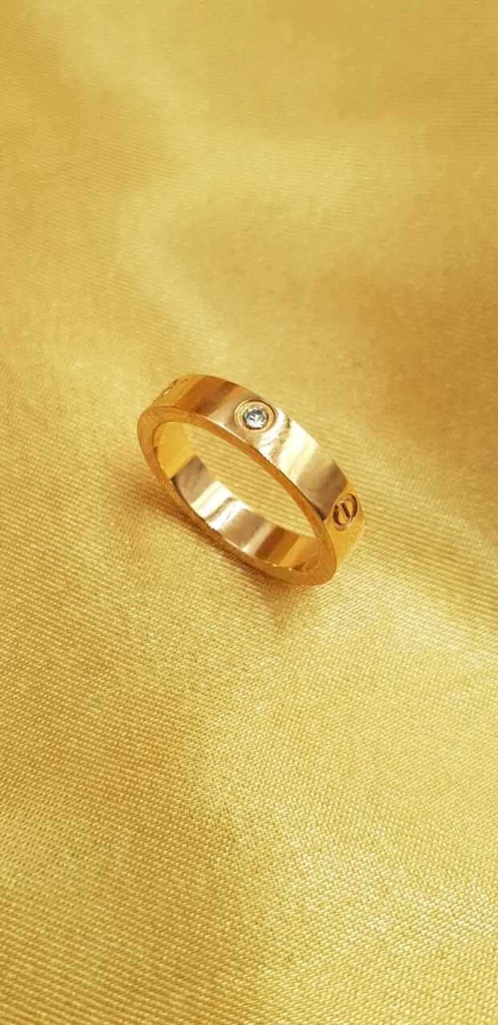 Vog Kişiye Özel İsim Yazılan 4mm Cartier Vidalı Ve Taşlı Rose Renk Çelik Alyans Yüzük