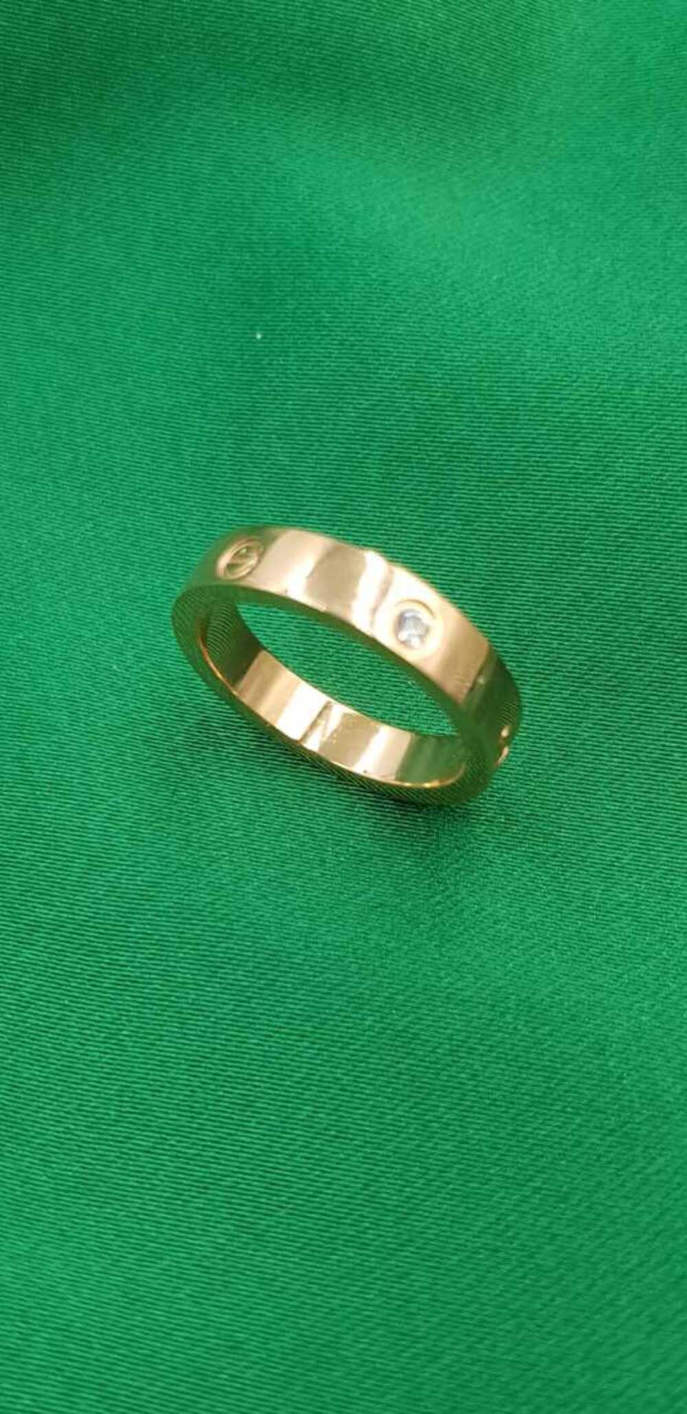 Vog Kişiye Özel İsim Yazılan 4mm Cartier Vidalı Ve Taşlı Rose Renk Çelik Alyans Yüzük