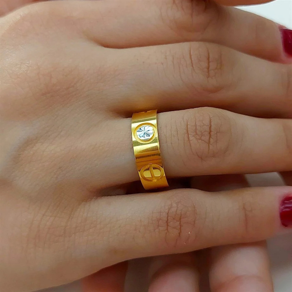 Vog Kişiye Özel İsim Yazılan 6mm Cartier Vidalı Ve Taşlı Sarı Renk Çelik Alyans Yüzük