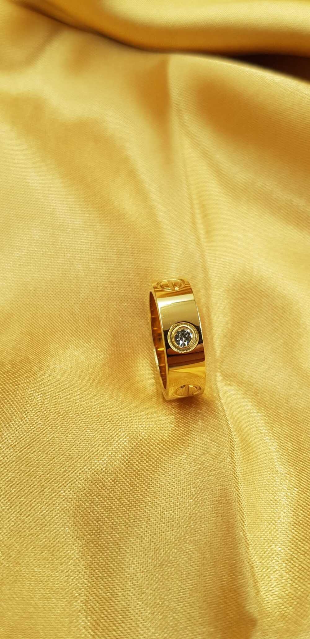 Vog Kişiye Özel İsim Yazılan 6mm Cartier Vidalı Ve Taşlı Sarı Renk Çelik Alyans Yüzük