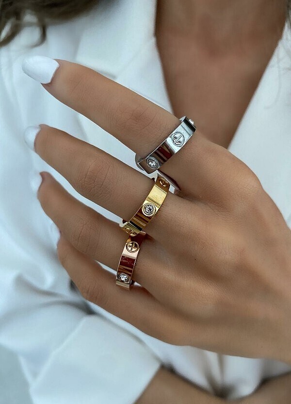 Vog Kişiye Özel İsim Yazılan 6mm Cartier Vidalı Ve Taşlı Sarı Renk Çelik Alyans Yüzük
