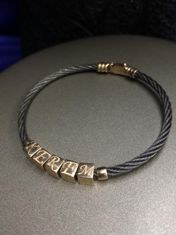 Vog Kişiye Özel Unisex İsim Yazılan Eş,Sevgiliye Özel 14 Ayar Altın ve Çelik Detaylı Bileklik