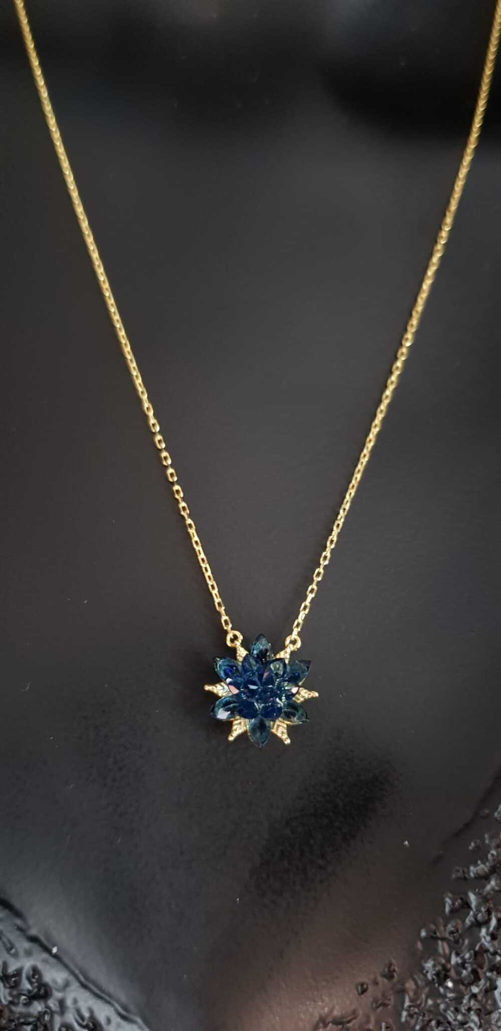 Vog Mavi  Zirconia Taşlı Nilüfer Lotus Çiçeği Şık Tasarım 925 Ayar Gümüş Rodiumlu Kolye